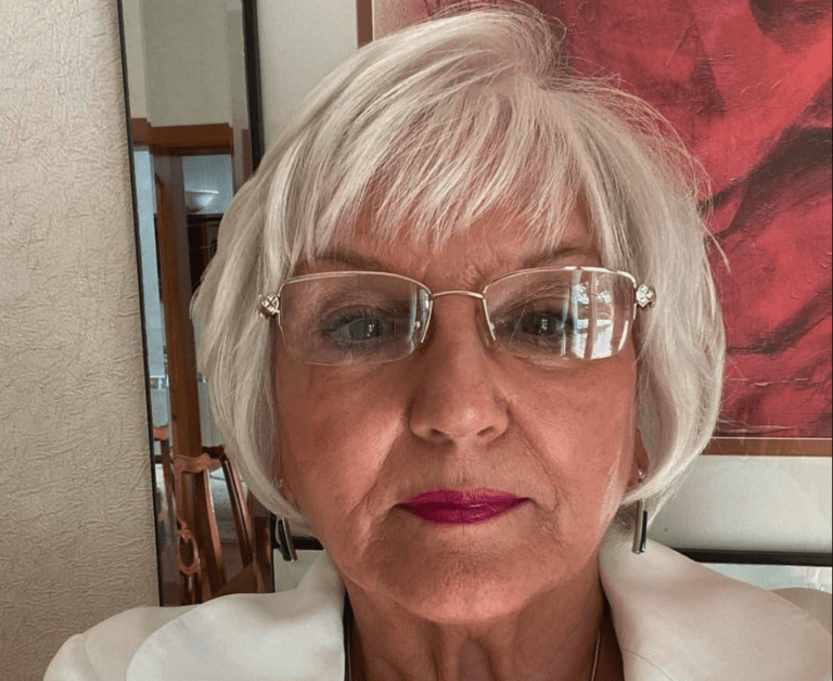 +30 Chic Hairstyles for Women Over 50 with Glasses to Try in 2024